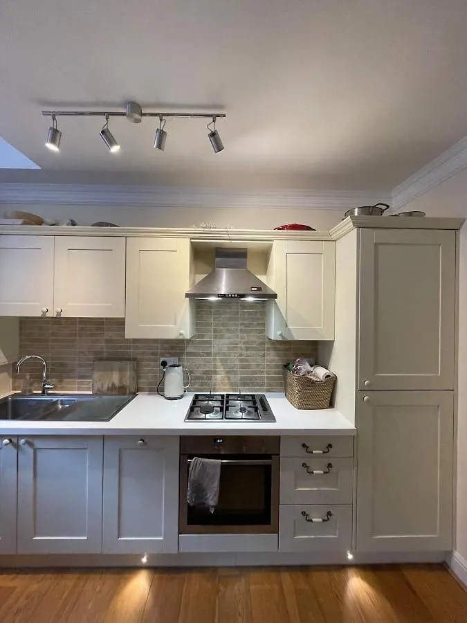 Chic Victorian Flat In Private Estate - Mile End! Apartment London